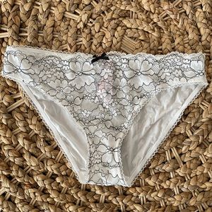 Victoria’s Secret Body by Victoria lace front bikini Underwear
